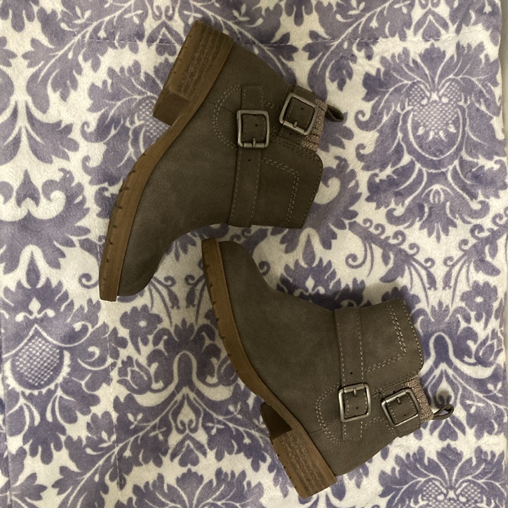 Wonder Nation grayish brown bootie